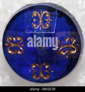 Un bottone della collezione del Metropolitan Museum of Art, catalogato come MET 51.47.1000. L'articolo presenta un design significativo, che probabilmente rappresenta un manufatto culturale o un accessorio di moda di importanza storica. Foto Stock