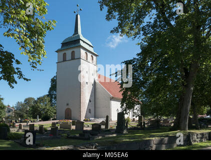 La chiesa di Bro, situata a Lysekil, in Svezia, è un edificio storico noto per la sua architettura e il suo significato culturale nella regione. La chiesa è un importante punto di riferimento e ha svolto un ruolo nella vita religiosa locale. Foto Stock