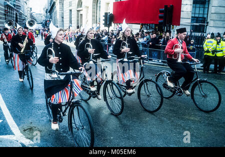Il Crescendo olandese Showband prendendo parte all'annuale London Lord Mayor della manifestazione. Foto Stock