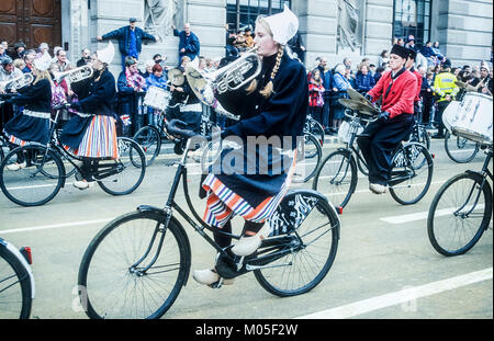 Il Crescendo olandese Sowband sulle biciclette di prendere parte all'annuale signore sindaco di mostrare Foto Stock