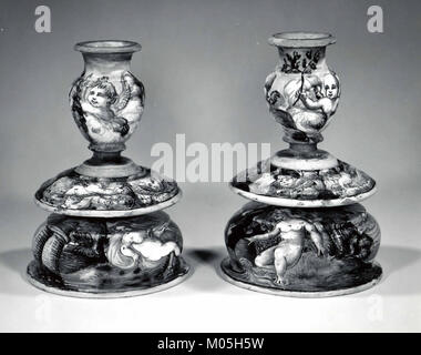 Questo candelabro storico, catalogato come MET SF-1975-1-1000-1001, è un manufatto del Metropolitan Museum of Art Rappresenta la tradizionale lavorazione dei metalli e l'artigianato di un periodo storico significativo. Foto Stock