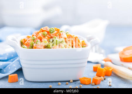 I piselli stufati con carote nel latte cremosa salsa bianca, stufato di vegetali Foto Stock