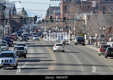 Questa immagine mostra East Main Street a Bozeman, Montana, nel 2011. Cattura il carattere della strada principale della città, mostrando un mix di architettura storica e moderna in questa vibrante città americana. Foto Stock
