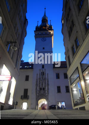 La Torre del Vecchio Municipio di Brno è un simbolo storico. La torre, che risale al XIII secolo, fa parte del Municipio Vecchio. La sera, offre una vista pittoresca, con la sua architettura medievale evidenziata dall'illuminazione stradale. Rappresenta un simbolo della ricca storia e cultura della città. Foto Stock