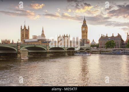 Westminster Bridge e il Big Ben clock tower durante l ora d'oro d'estate nel tardo pomeriggio a Westminster, Londra, Regno Unito. Foto Stock