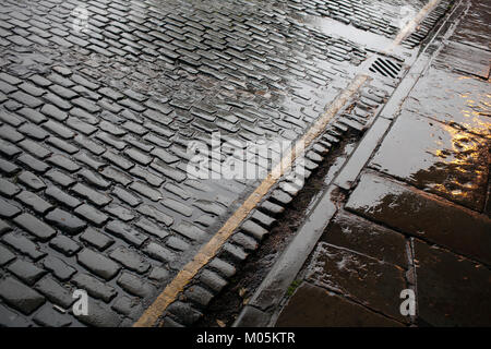 Manchester strada di ciottoli sotto la pioggia Foto Stock