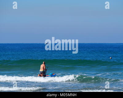 Sup paddle in una giornata chiara con un mare perfetto - Attività Sportive Foto Stock