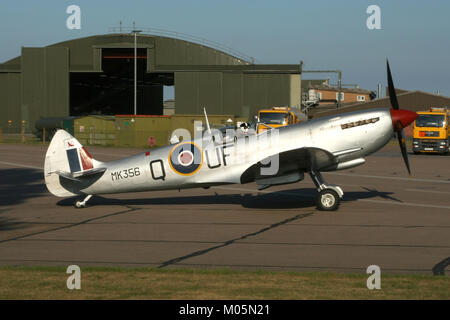 Battle of Britain Memorial Flight Spitfire Mk LFIXe rullaggio fuori dall'BBMF hangar a RAF Coningsby per una bella serata estiva flypast. Foto Stock