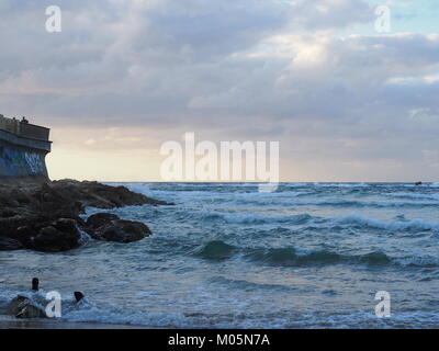 Le onde che si infrangono sulle rocce della costa Foto Stock