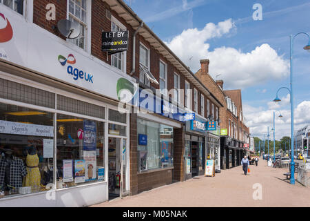 Negozi e banche su Darkes Lane, Potters Bar, Hertfordshire, England, Regno Unito Foto Stock