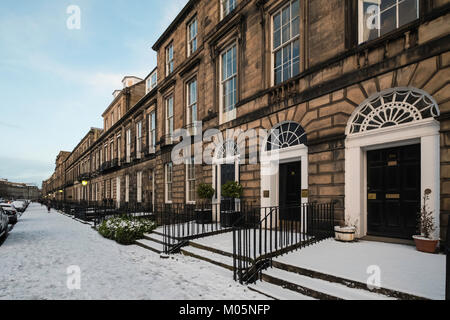 Vista di Heriot Row in Edinburgh New Town dopo la neve , Scozia, Regno Unito Foto Stock