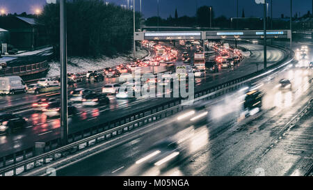 Vista notturna di traffico su autostrada M8 durante le giornate di cattivo tempo nella zona centrale di Glasgow, Scotland, Regno Unito. Foto Stock