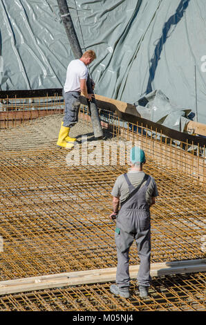 Una fondazione o di base è l'elemento di una struttura architettonica che lo collega al suolo e trasferimenti di carichi dalla struttura a terra Foto Stock