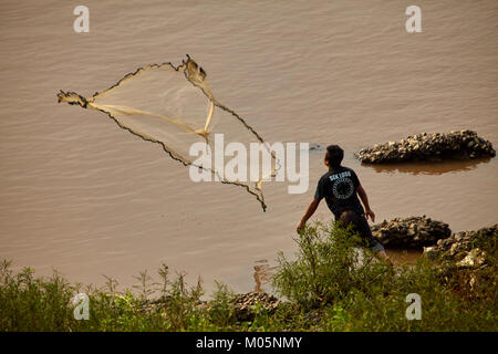 Pesca sul Mekong - Luang Prabang Foto Stock