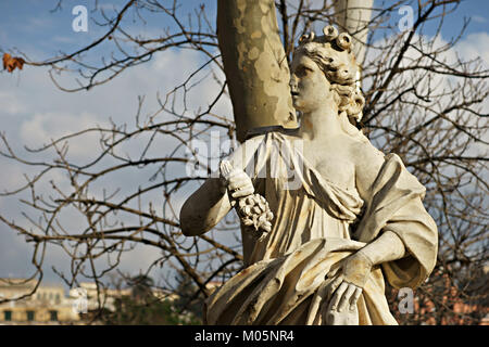 Danneggiata la statua di donna, simboleggiano la violenza contro le donne Foto Stock