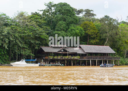 Sukau Rainforest Lodge lungo il fiume Kinabatangan, Sukau Kinabatangan, Borneo, Sabah, Malaysia Foto Stock