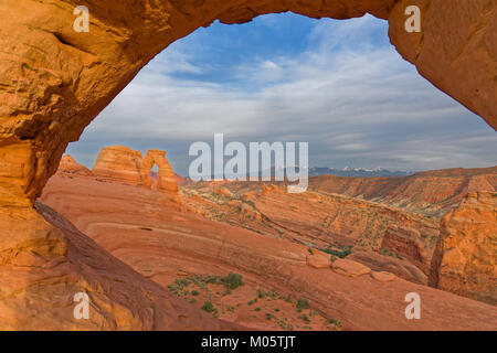 Delicate Arch, UT, STATI UNITI D'AMERICA, 06 Giugno 2015 : i turisti e fotografi di attendere la luce a Delicate Arch. Rosso tramonto. Foto Stock