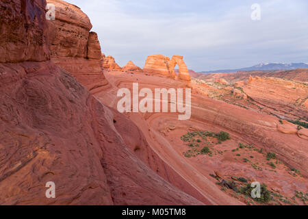 Delicate Arch, UT, STATI UNITI D'AMERICA, 06 Giugno 2015 : i turisti e fotografi di attendere la luce a Delicate Arch. Rosso tramonto. Foto Stock