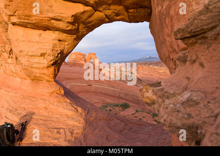 Delicate Arch, UT, STATI UNITI D'AMERICA, 06 Giugno 2015 : i turisti e fotografi di attendere la luce a Delicate Arch. Rosso tramonto. Foto Stock