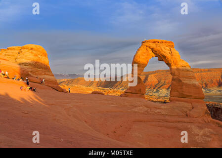 Delicate Arch, UT, USA, Giugno 05 2015 : Turisti e fotografi di attendere la luce a Delicate Arch. Foto Stock