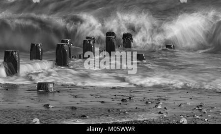 Le onde che si infrangono in slow motion - effetto artistico Foto Stock