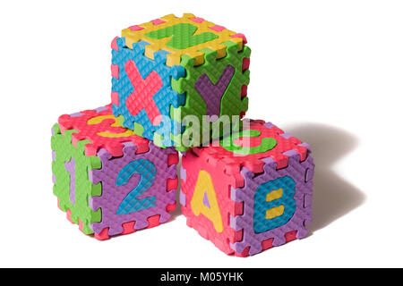 Puzzle di schiuma lettera in maiuscolo in forma di cubo isolato su uno sfondo bianco. Foto Stock