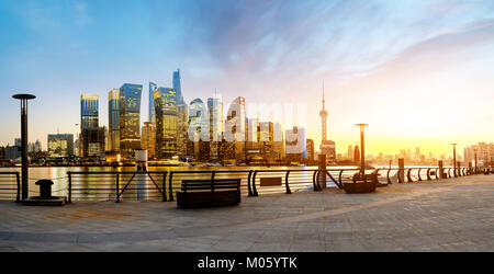 Shanghai panorama di mattina prima del sorgere del sole con lo skyline della città e colorato cielo sopra il fiume Huangpu Foto Stock
