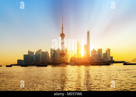 Shanghai panorama di mattina prima del sorgere del sole con lo skyline della città e colorato cielo sopra il fiume Huangpu Foto Stock
