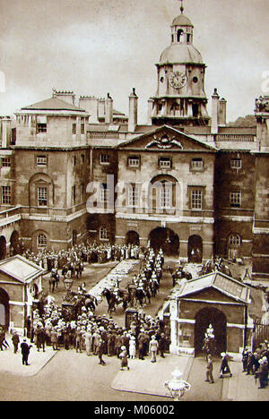 Un inizio di seppia cartolina con il cambio della guardia reale a Whitehall, Londra (circa 1930/40's?) Foto Stock