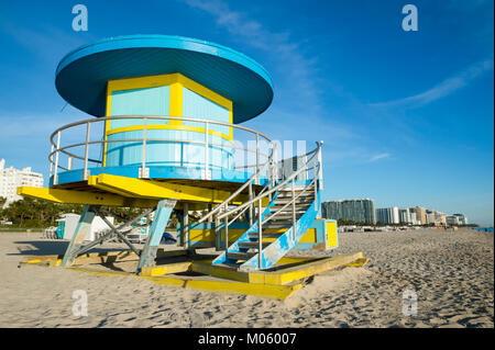 Luminose scenic vista la mattina di un iconico circolare torre bagnino vuoto permanente sulla spiaggia di South Beach a Miami in Florida Foto Stock