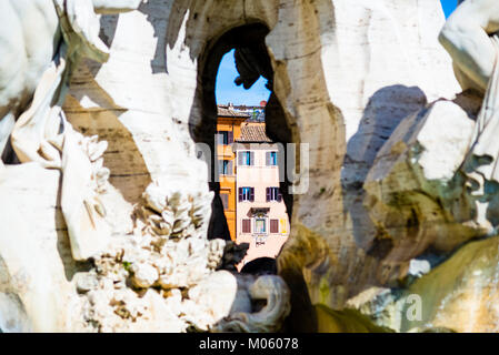 Italia, Roma, Piazza Navona, la vista dei palazzi attraverso la fontana del Bernini Fontana dei Quattro fiumi Foto Stock