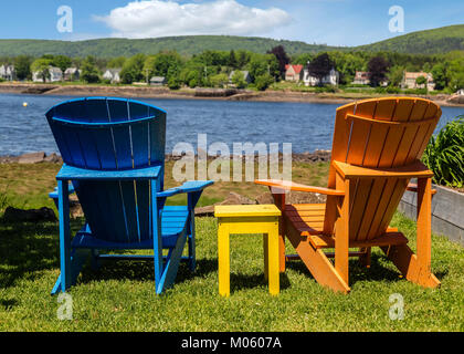 Adirondack sedie che si affaccia su un fiume. Foto Stock
