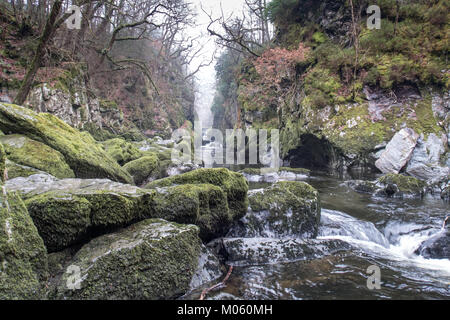 Fairy Glen è una spettacolare gola che conduce a una torsione serie di cascate e che il lettore RUSH tra pareti verticali e attraverso le rocce enormi Foto Stock