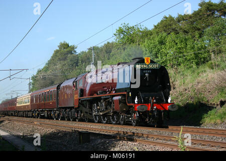 LMS Pacific locomotiva a vapore n. 6233 Duchessa di Sutherland vicino a Carnforth, 30 maggio 2009 - Carnforth, nello Yorkshire, Regno Unito Foto Stock