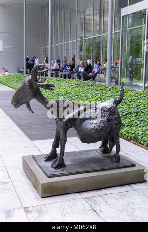 She-Goat, Pablo Picasso, 1950, giardino di sculture, MOMA, Manhattan, New York City, Stati Uniti d'America, America del Nord Foto Stock