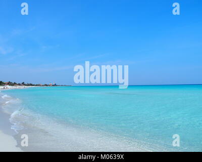 Spiaggia di sabbia a mare dei Caraibi nella città di Varadero a Cuba con acqua chiara sul mare paesaggio e palme esotiche e alberi e cielo blu chiaro nel 2017. Foto Stock