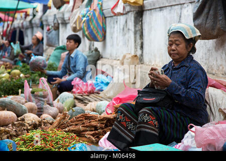 Mercato Mattutino nel Mondo UNESCO Heritige città di Luang Prabang, Laos Foto Stock
