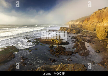 Piscine di marea drammatico Sunset Cliffs Oceano Pacifico paesaggio costiero nel Cabrillo National Monument, Point Loma Peninsula San Diego California Foto Stock