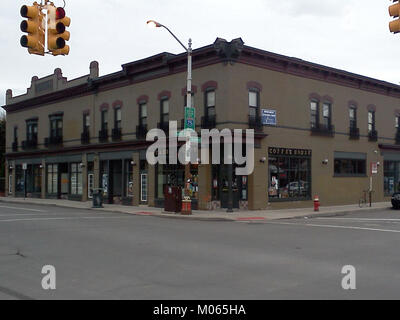 cafÃ© con leche è una popolare bevanda spagnola a base di caffè preparata con parti uguali di caffè e latte caldo. È una bevanda comune in Spagna e America Latina, gustata durante la colazione o durante tutto il giorno. Foto Stock