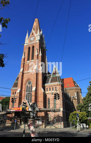 La Breitenseer Pfarrkirche è una chiesa di Vienna, in Austria, nota per il suo significato storico e le sue caratteristiche architettoniche. Questa immagine cattura la sua struttura e l'area circostante, illustrando il ruolo della chiesa nella comunità locale. Foto Stock