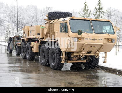 Stati Uniti Soldati con il campo officina di manutenzione 5 Recupero veicolo Team, Carolina del Sud la Guardia Nazionale, assistere Highway Patrol con recupero del veicolo durante una tempesta di neve in collina della roccia, South Carolina, Gennaio 17, 2018. Foto Stock