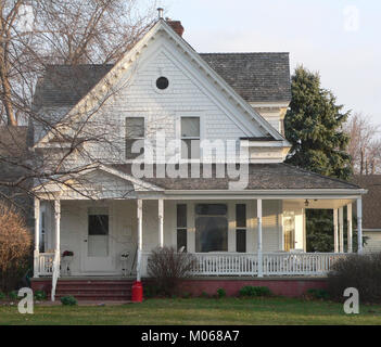 Fotografia architettonica della casa di C. C. Crowell Jr., che mostra il design, i dettagli di costruzione, la facciata, e presenta caratteristiche tipiche dell'architettura residenziale dell'inizio del xx secolo. Foto Stock