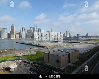 Il Brooklyn Bridge Park Pier 5 e 6 presenta aree ricreative e design del lungomare, che illustrano l'architettura del paesaggio urbano e l'uso degli spazi pubblici. Foto Stock