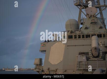 I marinai osservare un arcobaleno dal ponte di ala a bordo del Arleigh Burke-class guidato-missile destroyer USS Carney (DDG 64), dopo la partenza da Alessandria, Egitto. Foto Stock