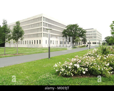 Fotografia del Campus Westend di Francoforte, che mette in evidenza il design architettonico moderno, il paesaggio urbano e l'ambiente educativo. Foto Stock