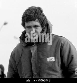 AJAXNETPHOTO. Novembre, 1982. ST.MALO, Francia. - ROUTE DU RHUM marinaio solista - Olivier de KERSAUSON, skipper del trimarano JACQUES RIBOUREL PRIMA DELLA PARTENZA. Foto:JONATHAN EASTLAND/AJAX REF: 821007 F5146 Foto Stock