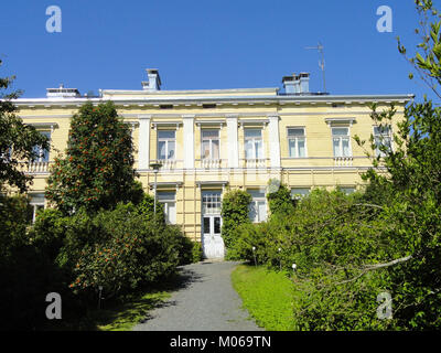 Fotografia del Giardino Botanico Kaisaniemi che mostra una collezione all'aperto coltivata di diverse specie di piante, mettendo in evidenza il design orticolo e la varietà ecologica. Foto Stock