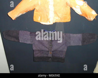 Giacca da ragazzo della Carelia Bianca (1941), che illustra la moda per bambini dei primi anni del XX secolo, le tradizioni tessili locali e il pratico design di abbigliamento, esposta al Museo delle Culture di Helsinki. Foto Stock