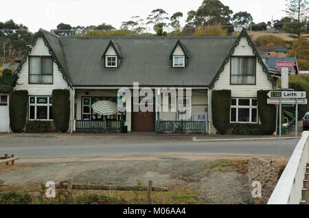 Questa immagine mostra il Forth Bridge e l'hotel, evidenziando il design strutturale, le caratteristiche architettoniche e l'interazione scenica tra ambienti naturali e costruiti. Foto Stock