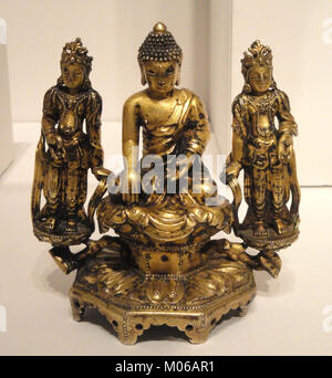 Triade buddista - Insediato Buddha Shakyamuni affiancato da due piedi Bodhisattvas, metà del XV secolo la dinastia Choson, Corea, argento dorato - Sackler Museum - DSC02568 Foto Stock